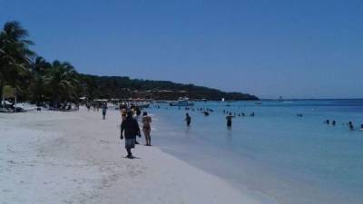 Miles de hondureños y extranjeros permanecen esta Semana Santa en varias playas y balnearios del país. Esta imagen corresponde a Islas de la Bahía.