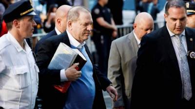 El productor de Hollywood Harvey Weinstein llega hoy a una comisaría de Nueva York, en Estados Unidos. EFE