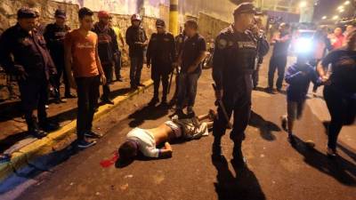 El cuerpo del aficionado quedó tirado en la calle que da acceso al estadio Nacional.