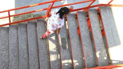 Parte del puente peatonal está dañado.