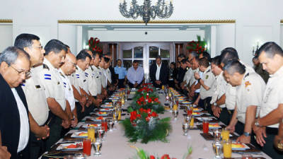 Los comandantes compartieron durante un desayuno con el presidente Porfirio Lobo Sosa este miércoles.