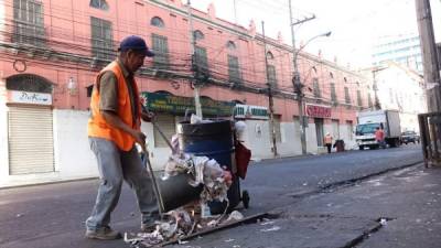 Uno de los trabajadores recoge basura en El Centro.