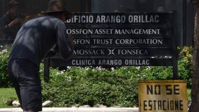 Un hombre filma ante la fachada del edificio que alberga las oficinas de la firma de anogados Mossack y Fonseca, en la ciudad de Panamá.