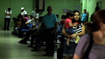 Los pacientes soportaron calor durante la espera.