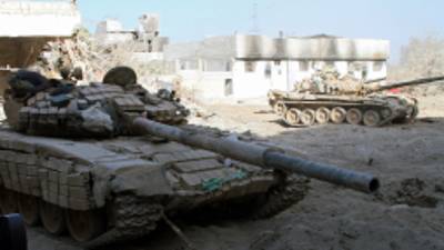 Los tanques del Ejército sirio fueron desplazados en el suburbio de Yobar en Damasco.