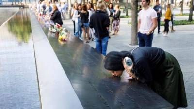 Familiares de las víctimas de los atentados del 11 de septiembre rindieron tributo a sus seres queridos en el memorial del World Trade Center./EFE.