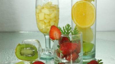 Esta muy de modo añadirle un poco de fruta al agua para darle sabor, pero sin agregarle azúcar.