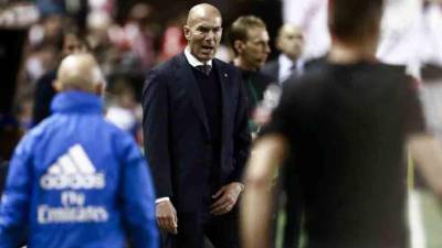 El Real Madrid sigue sin despetar y esta vez sucumbió en casa del modesto Rayo Vallecano en partido de la 35ª fecha de la liga española. Durante el juego era evidente la decepción de los jugadores madridistas, Zidane explotó al final del juego y Keylor Navas fue marginado. Fotos AFP.
