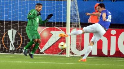 El hondureño Emilio Izaguirre no pudo bloquear el disparo de Vegard Forren en uno de los goles del Molde. Foto Cortesía Daily Record