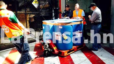 El personal de la terminal de carga del aeropuerto Ramón Villeda Morales colaboró con las autoridades policiales para la inspección del líquido.