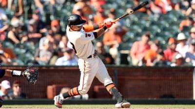 Mauricio Dubón volvió a conectar un jonrón para el triunfo de los Gigantes de San Francisco. Foto AFP