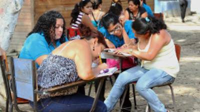 Hasta afuera de las aulas tuvieron que atender a los adultos los normalistas.