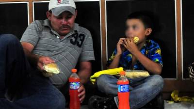 Juan David comparte con su padre lo poco que logran comprar para alimentarse en su viaje hacia Estados Unidos. Foto cortesía DiarioPresente.com.mx