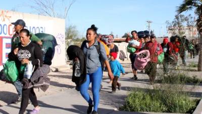 Los migrantes fueron trasladados a un albergue en Tijuana tras su expulsión de EEUU./Reforma.