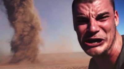 Este video muestra a un australiano grabándose frente a un tornado en pleno desierto. Se cataloga como el 'selfie' más peligroso del mundo. Foto YouTube