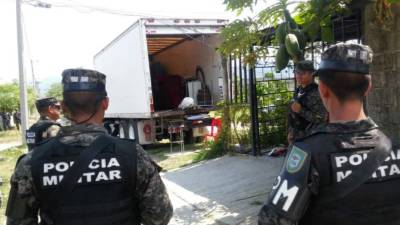 Foto de archivo de una familia que abandona su casa por la violencia.