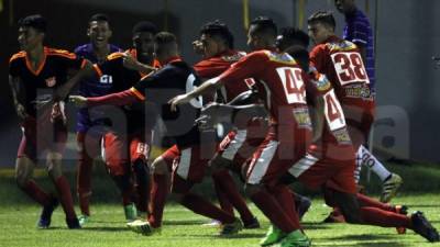 Jugadores del Vida celebrando un gol contra el Real España en el estadio Morazán. Foto Neptalí Romero