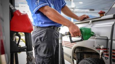 Los precios de las gasolinas llevan 16 semanas de aumentos consecutivos. Foto: Yoseph Amaya