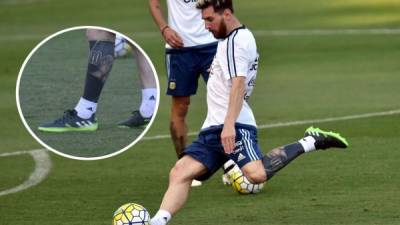 Lionel Messi estrena nuevo tatuaje en la pierna izquierda previo al clásico entre Brasil y Argentina.