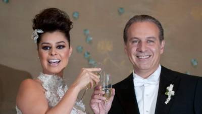 Collado es el abogado que divorció a Peña Nieto de Angélica Rivera. En la imagen con su esposa, la actriz Yadhira Carillo./Twitter.