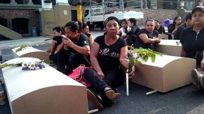 La feministas cargaron ataúdes de cartón para protestar por las muertes de mujeres que han quedado en la impunidad.