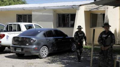 Efectivos militares resguardan el edificio del instituto en La Ceiba.