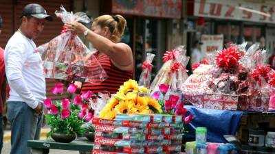 Los comerciantes informales aprovechan este día para mejorar sus ingresos.