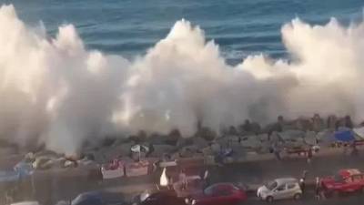 Imágenes sobre el fuerte oleaje en Viña del Mar, Chile, se viralizaron en redes sociales.