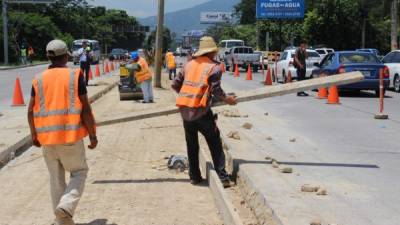 Obreros trabajan en la ampliación del bulevar del norte, el cual se hace con fondos municipales.