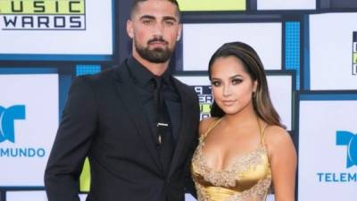 Con motivo del cumpleaños de su novio, el jugador Sebastian Lletget, la cantante ha publicado en su cuenta de Instagram una fotografía posando con él en la playa, que deja claro que son una de las parejas más atractivas de la industria musical.