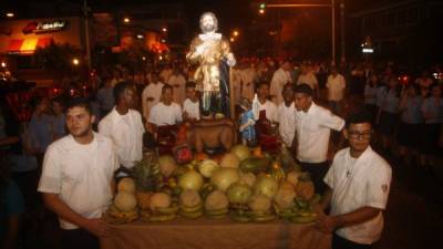 Centenares de fieles ceibeños acompañaron el recorrido de la procesión con la imagen de San Isidro.