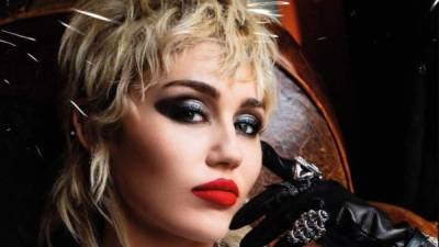 La cantante Miley Cyrus no pudo contener las lágrimas al cantar su tema Wrecking Ball'.