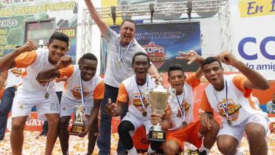 Los campeones celebrando la obtención del título.