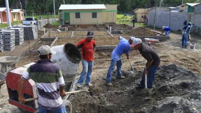 Obreros trabajan en la construcción de una casa.