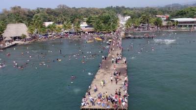 Miles de personas visitaron ayer el muelle de Omoa para darse un chapuzón. Los viajes en la banana no faltaron, chicos y grandes disfrutaron.