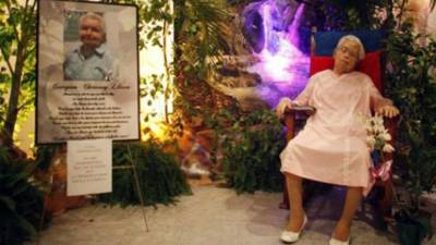 Una señora fallecida había pedido que la velaran sentada en una mecedora y sus familiares la complacieron.