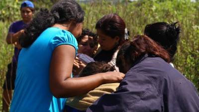 Los parientes del menor Fredy Josué Hernández llegaron a la escena del crimen y rompieron en llanto.