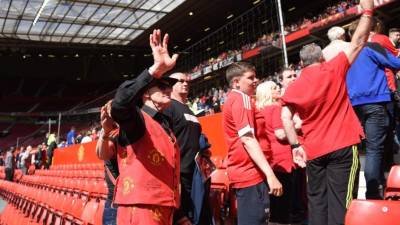 Los aficionados del United tuvieron que ser desalojados. Foto AFP.