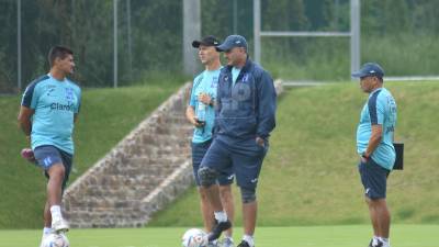 Jairo Martínez junto a su cuerpo técnico de la selección de Honduras.