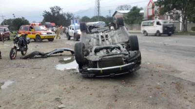 Uno de los carros se dio vuelta por el hoyo que está en la carretera que va de San Pedro Sula a Choloma, Cortés.