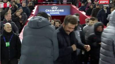Jürgen Klopp y Diego Simeone sonríen al momento del saludo.