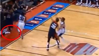 La lesión fue tan grave que el encuentro de exhibición ante aficionados en la arena Thomas and Mack Center de Las Vegas se dio por terminado y Paul George fue hospitalizado rápidamente.