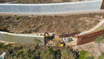 Fotografía aérea de la construcción del muro fronterizo este jueves, en Tijuana (México)