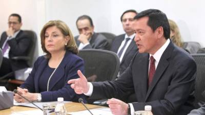 La fiscal general, Arely Gómez, y el secretario de Gobernación, Miguel Ángel Osorio Chang.