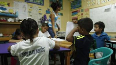 Los alumnos de Rayito de Esperanza, en la colonia Morales de Chamelecón, reciben clases durante las mañanas impartidas por mujeres voluntarias.