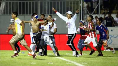 Aficionados olimpistas entreron al césped del Nacional en pleno duelo contra Real Sociedad.