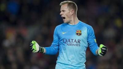Barcelona's German goalkeeper Marc-Andre Ter Stegen hands the ball to teammates during the Spanish League football match between Real Madrid and Barcelona at the Santiago Bernabeu stadium in Madrid on March 1, 2020. (Photo by JAVIER SORIANO / AFP)