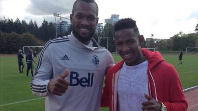 Quioto compartió con la plantilla, aquí junto al tico Kendall Waston. Foto: Cortesía de Mynor Campos.