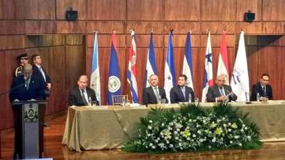El presidente Juan Orlando Hernández -centro- se reunió con representantes de Derechos Humanos.