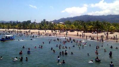 Fotografía de archivo de hondureños disfrutando de las playas de Tela.